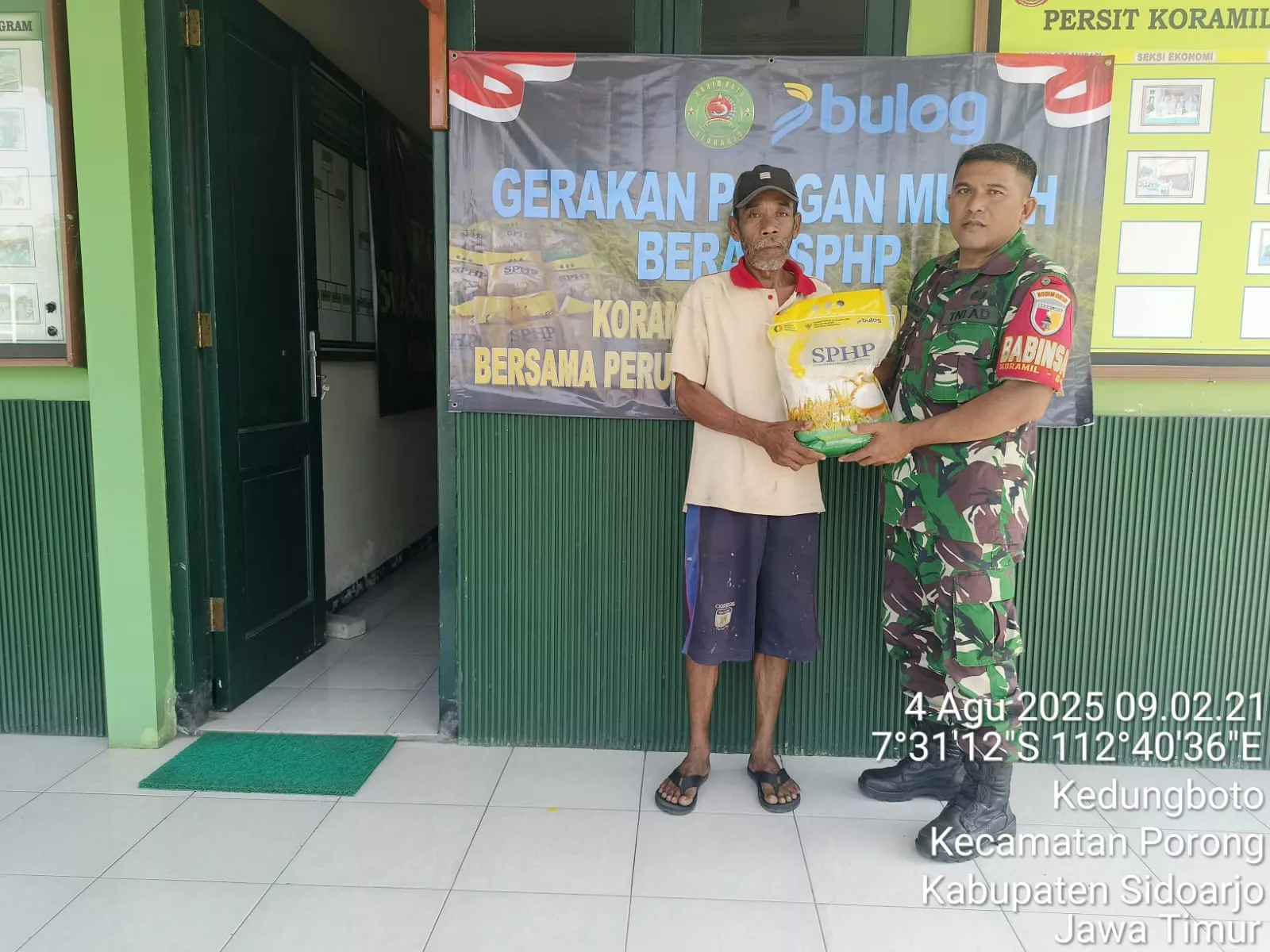 Koramil 0816-04/Porong, Menyalurkan Beras Bulog SPHP sebanyak 1 Ton, demi meringankan Beban Hidup warga sekitar Kec. Porong