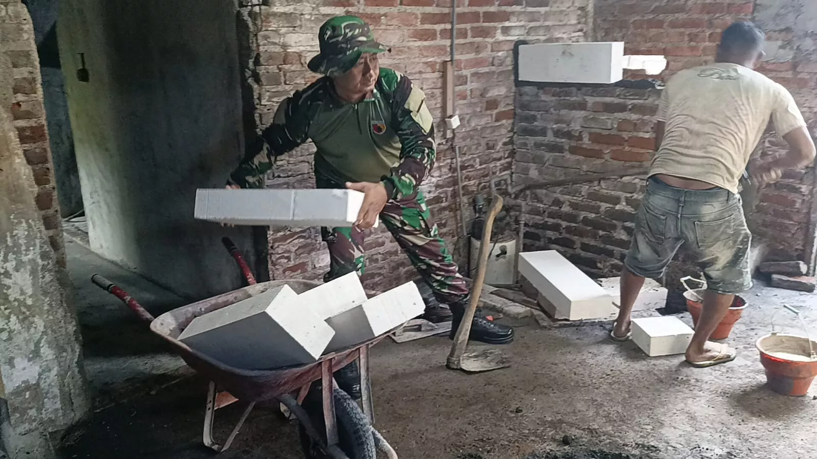 Batuud Koramil 0816/16 Waru Dampingi Program RUTILAHU: TNI Bersama Warga Wujudkan Hunian Layak demi Kehidupan Lebih Sejahtera