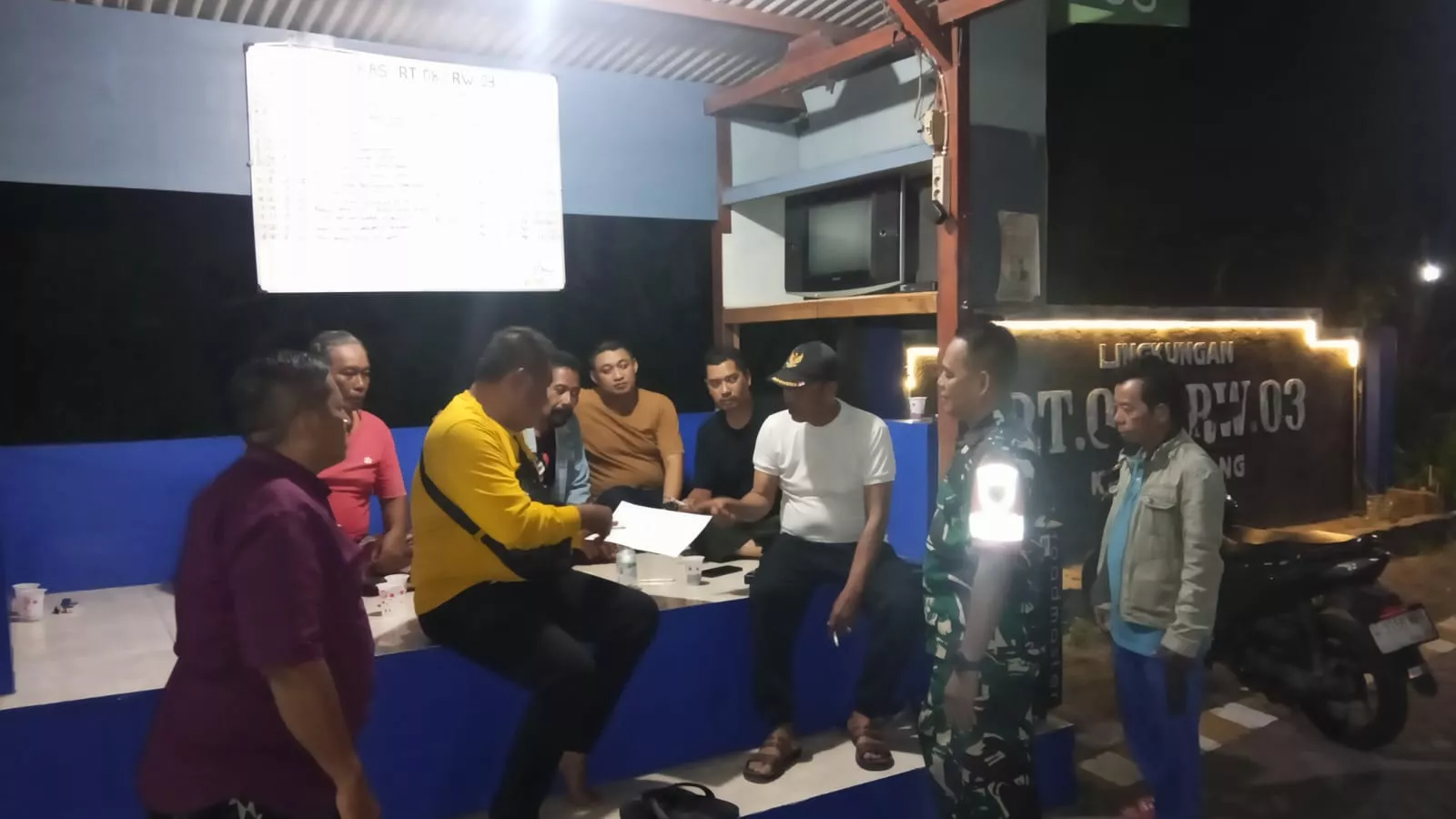 Sambang Poskamling, Babinsa Kel. Gedang Kec. Porong, Ajak Warga Perkuat Kebersamaan Hadapi Gangguan Kamtibmas di Wil. Kel. Gedang Kec. Porong