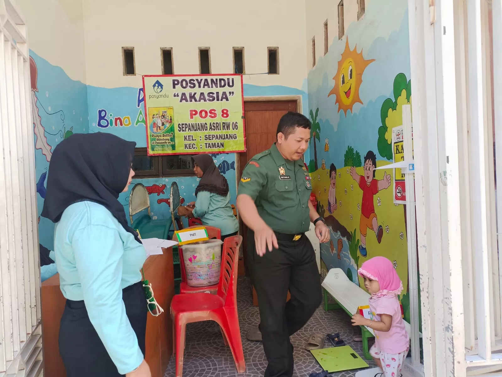 Sentuhan Kasih di Posyandu Akasia: Babinsa Sepanjang Dampingi PIN Polio Tahap II Demi Generasi Sehat dan Bebas Penyakit