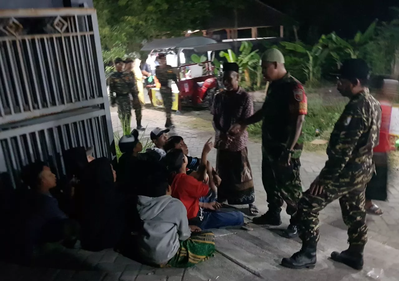 	Babinsa Koramil 0816/07 Krembung Patroli Siskamling Bersama Warga Lemujut: Wujudkan Lingkungan Aman, Rukun, dan Kompak