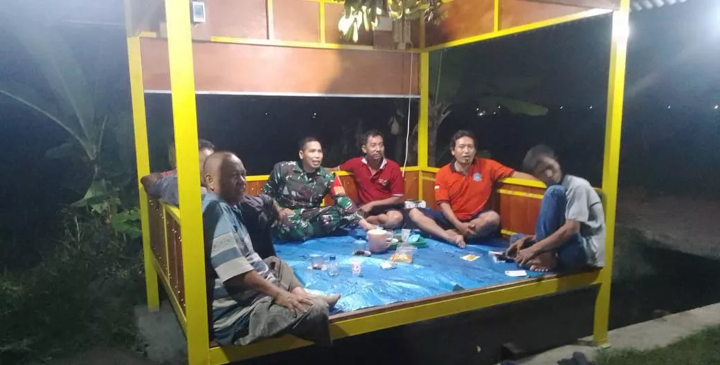 Babinsa Bangsri Sertu Adi Priyono Jalin Keakraban dengan Warga Demi Ciptakan Desa Aman, Tertib, dan Kondusif