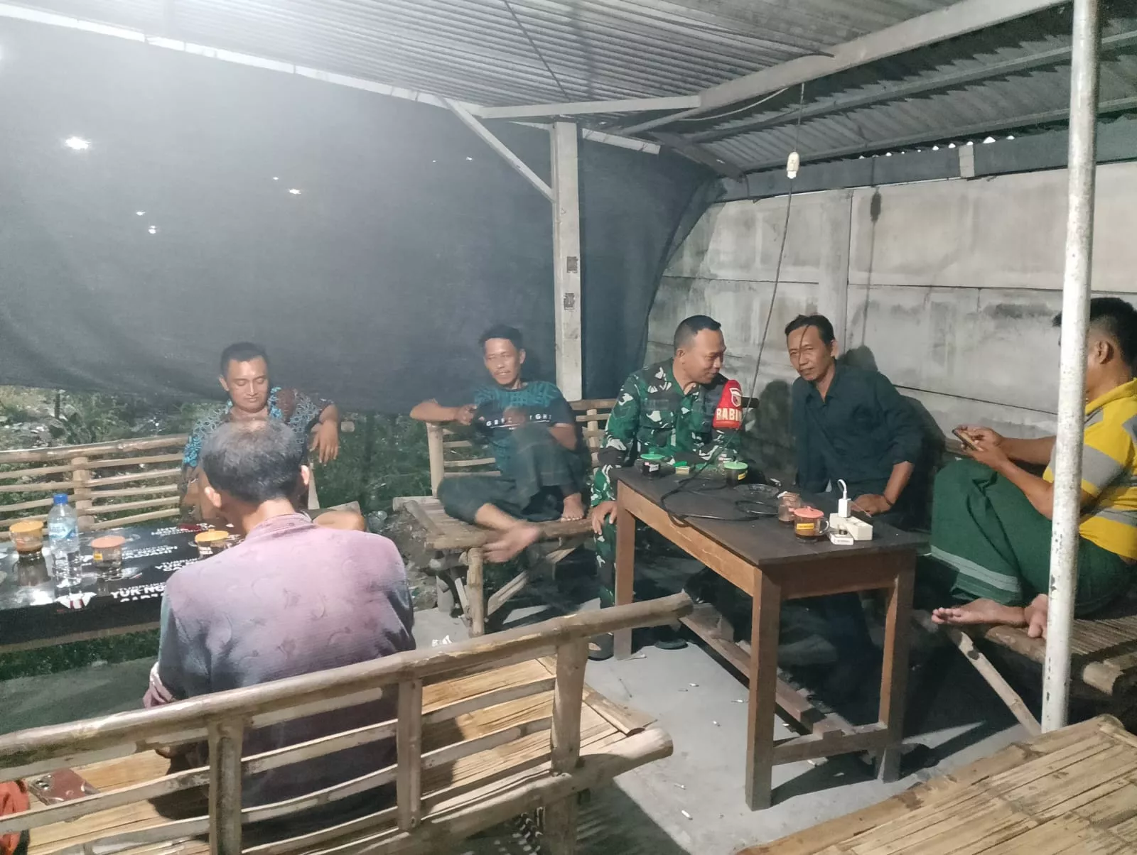 Babinsa Prambon Serka Mustiamin Bangun Keakraban di Warkop: Ajak Pemuda Bersatu Jaga Kamtibmas dan Ciptakan Desa Kondusif
