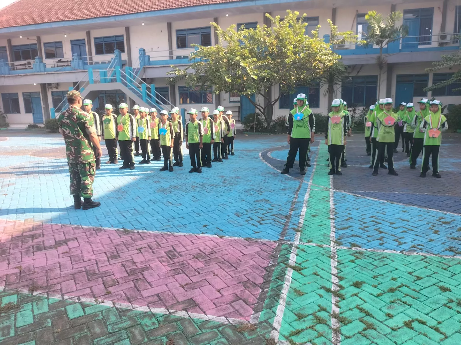 Babinsa Krembung Beri Pembekalan LDKS, Tumbuhkan Disiplin dan Semangat Kebangsaan di MI Mambaul Maarif NU