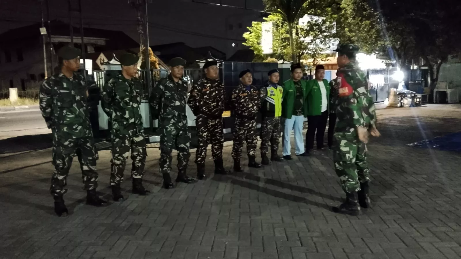 Sinergi Babinsa dan Banser di Wonoayu: Patroli Malam Perkuat Keamanan dan Kebersamaan Warga