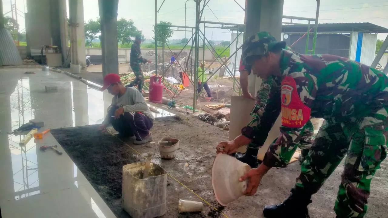 Perkokoh Kebersamaan, Danramil Tarik Pimpin Aksi Nyata di Masjid Nuramad