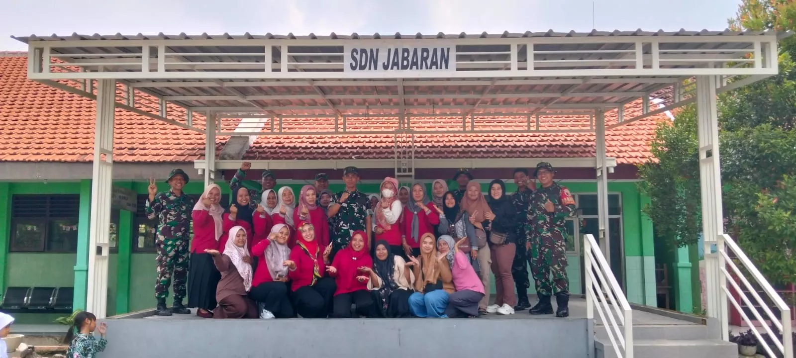 Aksi Nyata TNI di Sekolah: Danramil Balongbendo dan Anggota Koramil 0816/10 Warnai Semangat Gotong Royong di SDN Jabaran