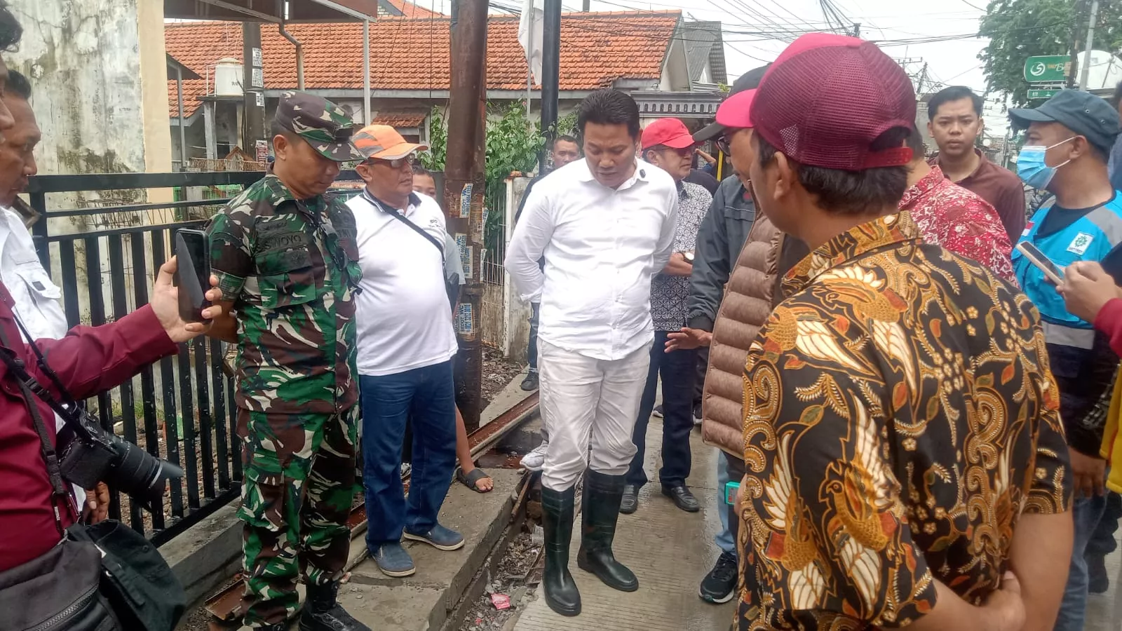 Sidak Bersama Bupati dan Danramil Waru di Proyek Cor Tambak Sumur: Kualitas Tak Bisa Ditawar, Kecepatan Harus Dikejar