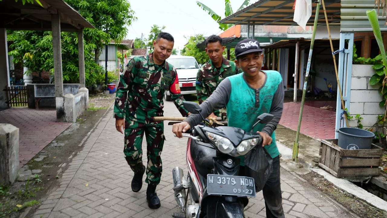 AKSI SIGAP SATGAS TMMD BANTU DORONG KENDARAAN WARGA YANG KEHABISAN BAHAN BAKAR