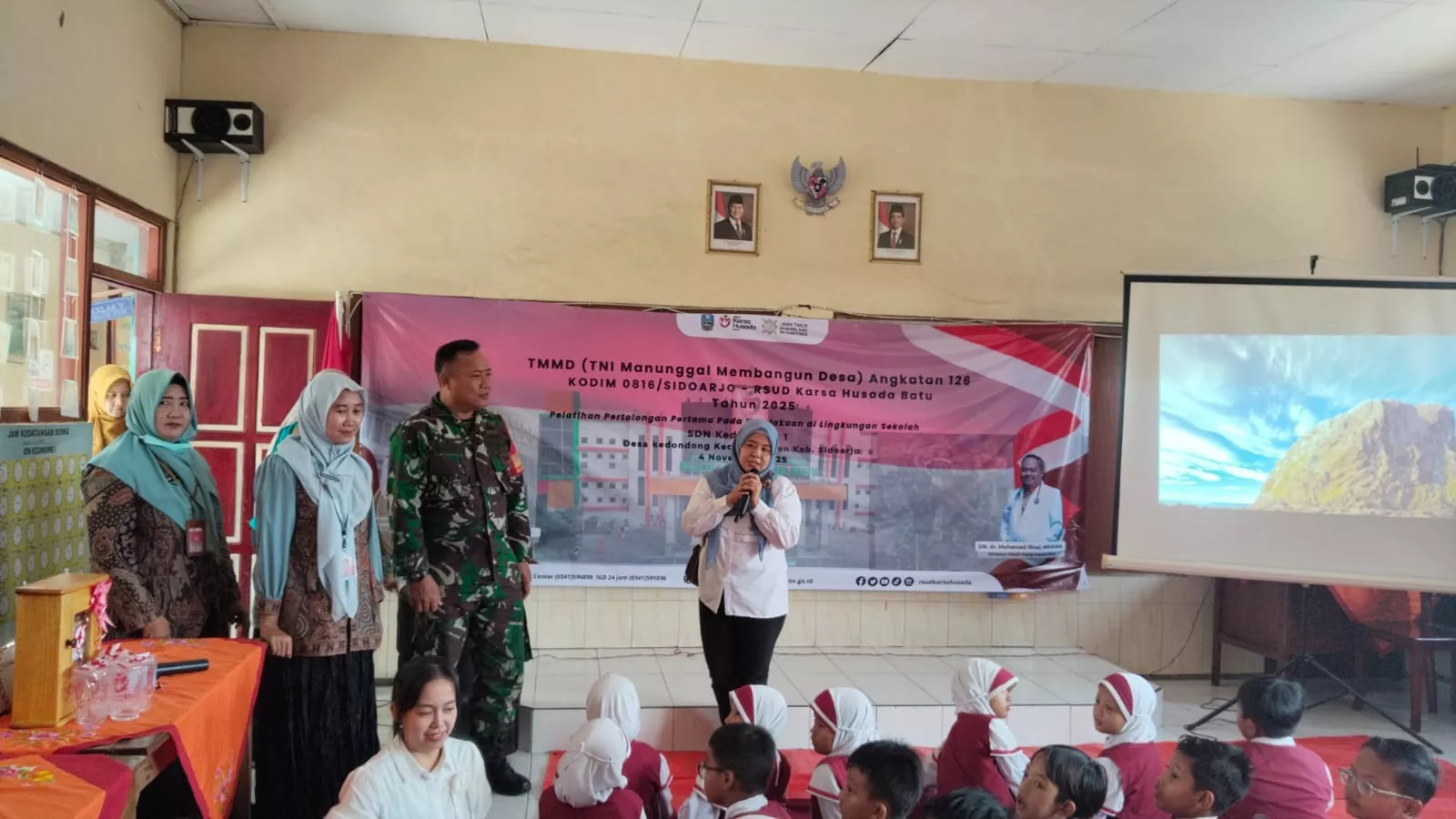 Tingkatkan Kesiapsiagaan, Satgas TMMD ke-126 Sidoarjo dan RSUD Karsa Husada Batu Ajarkan Pertolongan Pertama di SDN Kedondong 1