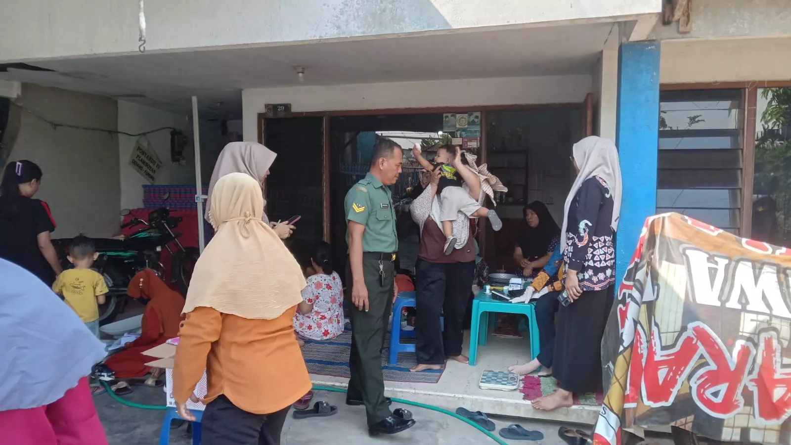 Babinsa Porong Dampingi Posyandu Lansia dan Balita di Kelurahan Gedang