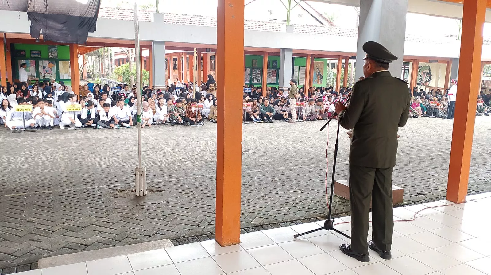 Danramil 0816/11 Tarik Tanamkan Semangat Nasionalisme: Jadi Pembina Upacara Hari Pahlawan di SMPN 1 Tarik