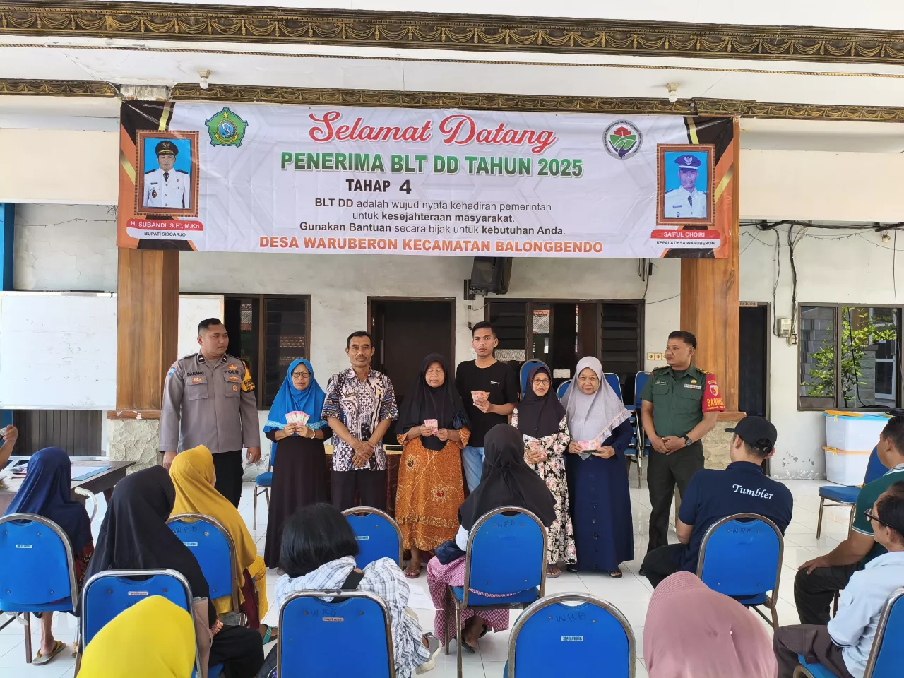Babinsa Koramil 0816/10 Balongbendo Dampingi Penyaluran BLT-DD, Wujud Kepedulian untuk Warga Waruberon”