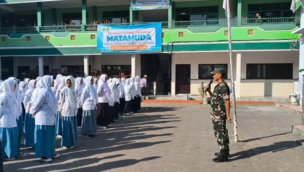 Babinsa Buduran Latih PBB Siswa Ponpes Wahid Hasyim, Tanamkan Disiplin dan Jiwa Kebersamaan