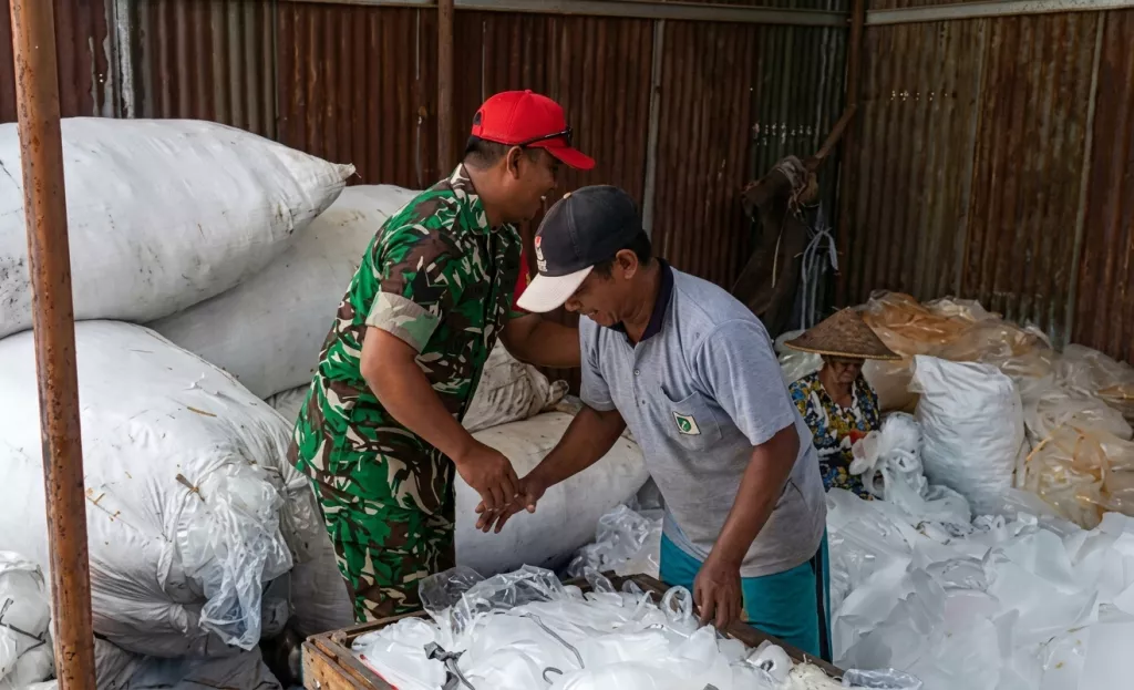 Babinsa Jabon Dampingi UMKM Pemilahan Sampah Plastik, Dorong Lingkungan Bersih dan Bernilai Ekonomi