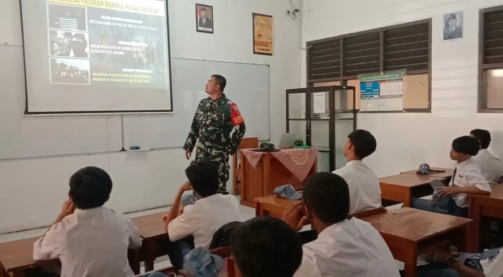 Tanamkan Semangat Nasionalisme, Babinsa Buduran Bekali Siswa SMPN 1 Buduran Wawasan Kebangsaan
