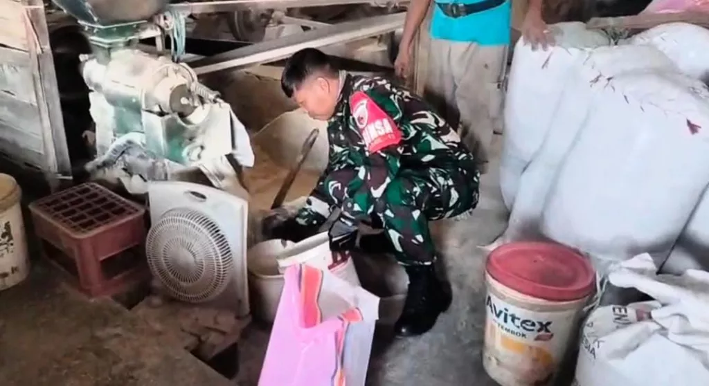 Babinsa Wonoayu Perkuat Ketahanan Pangan melalui Komsos dengan Pemilik Selepan Beras
