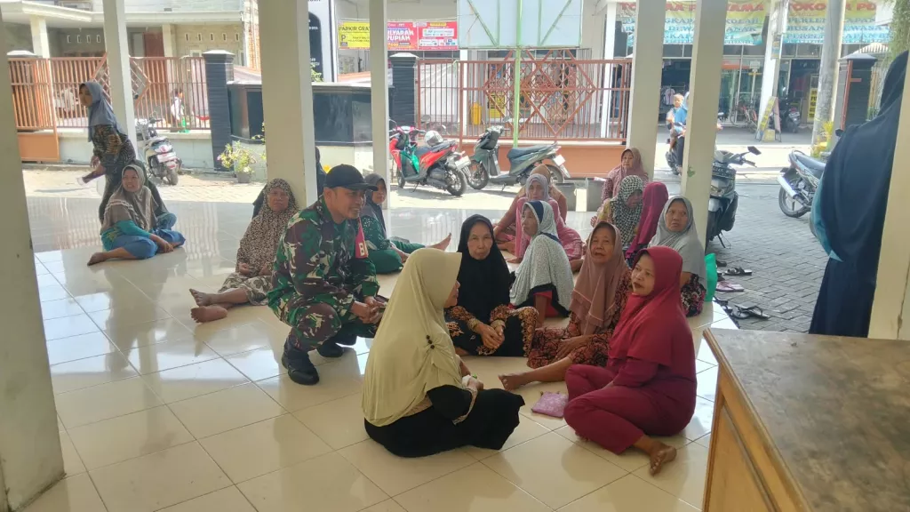 Babinsa Gedangan Dampingi Penyaluran PKH, Bantu Pastikan Bantuan Tepat Sasaran