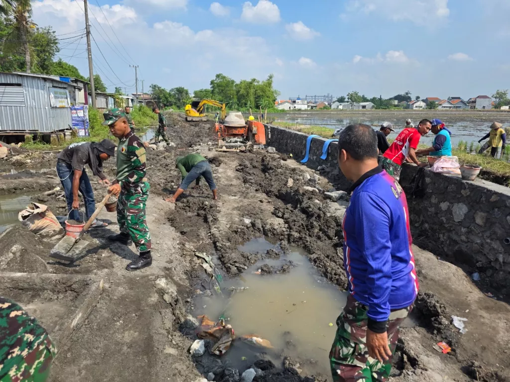 Kodim Sidoarjo Bangun Plengsengan Irigasi, Dukung Petani Terung Wetan
