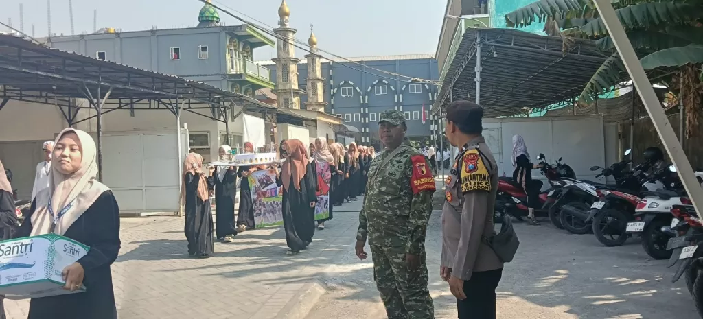 Babinsa Sukodono Dampingi Pawai Hari Santri, Tanamkan Cinta Tanah Air