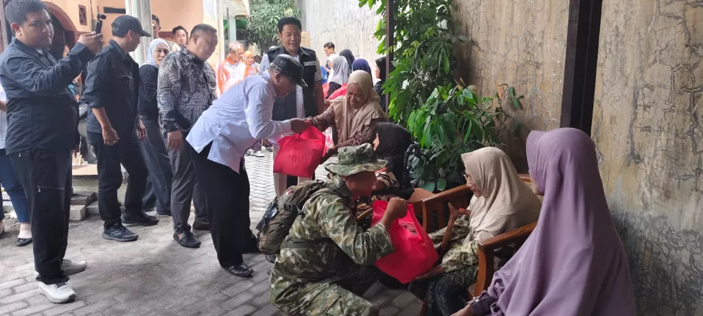 Danramil Waru Dampingi Bupati Sidoarjo Salurkan Bantuan bagi Warga Janti