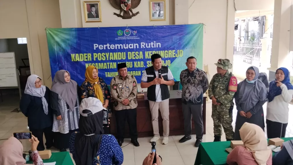 Babinsa Waru Dampingi Penyerahan Kursi Roda untuk Warga Kedungrejo