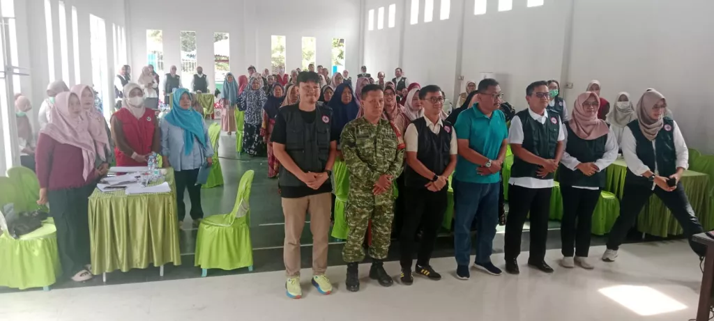 Bakti Sosial HUT ke-76 IDI, Babinsa Dampingi Pemeriksaan Kesehatan Gratis 