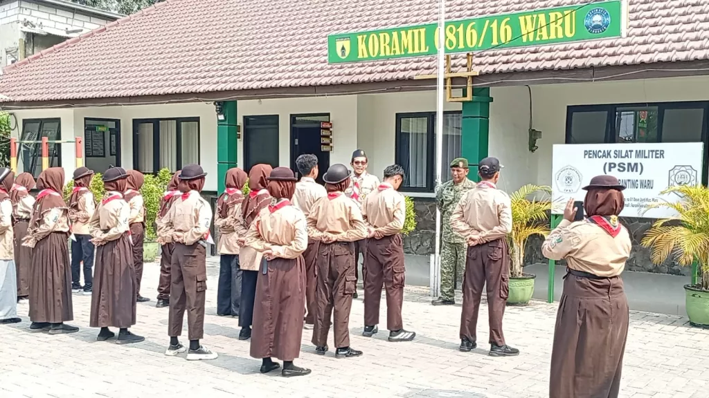 Tanamkan Cinta Tanah Air, Babinsa Waru Bekali Pramuka dengan Wawasan Kebangsaan
