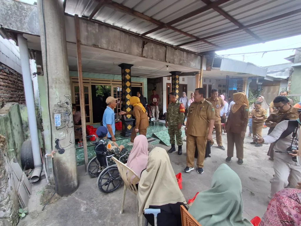 Babinsa Dampingi Wabup Sidoarjo, Bantu Warga Sumorame