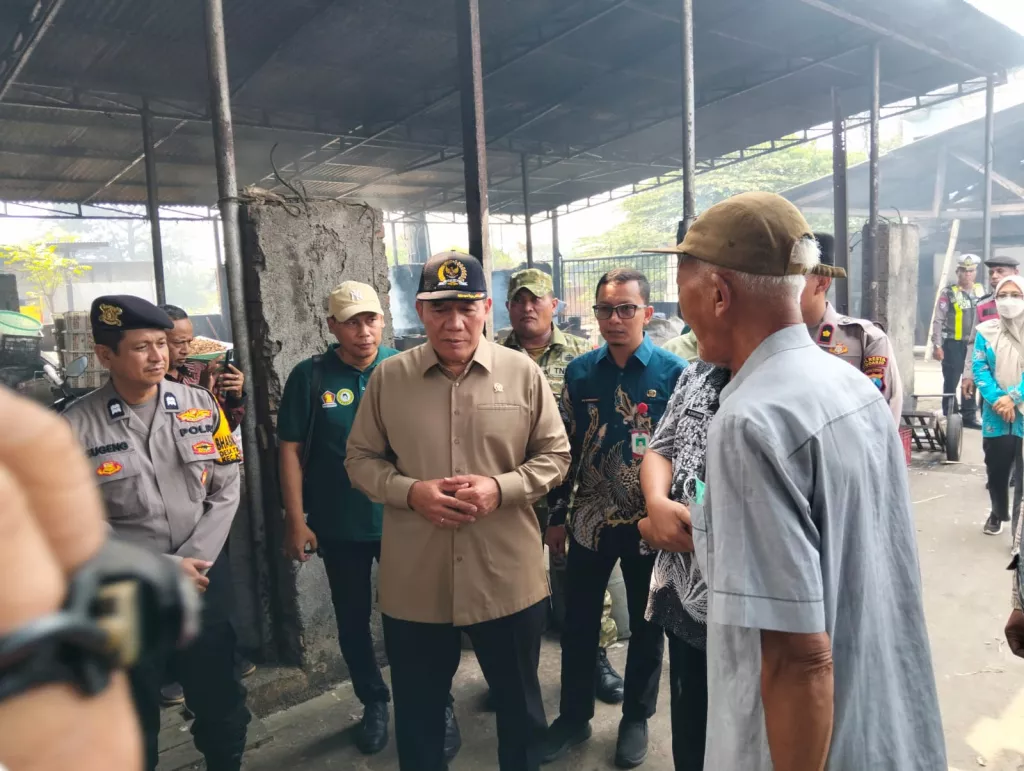 Babinsa Krian Dampingi Kunjungan Anggota DPR RI ke UMKM Pabrik Tahu di Tropodo