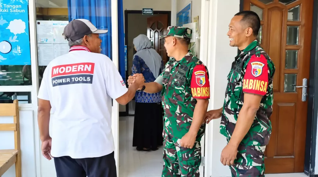 Peduli Kesehatan Warga, Babinsa Sidoarjo Dampingi Pemeriksaan di Puskesmas