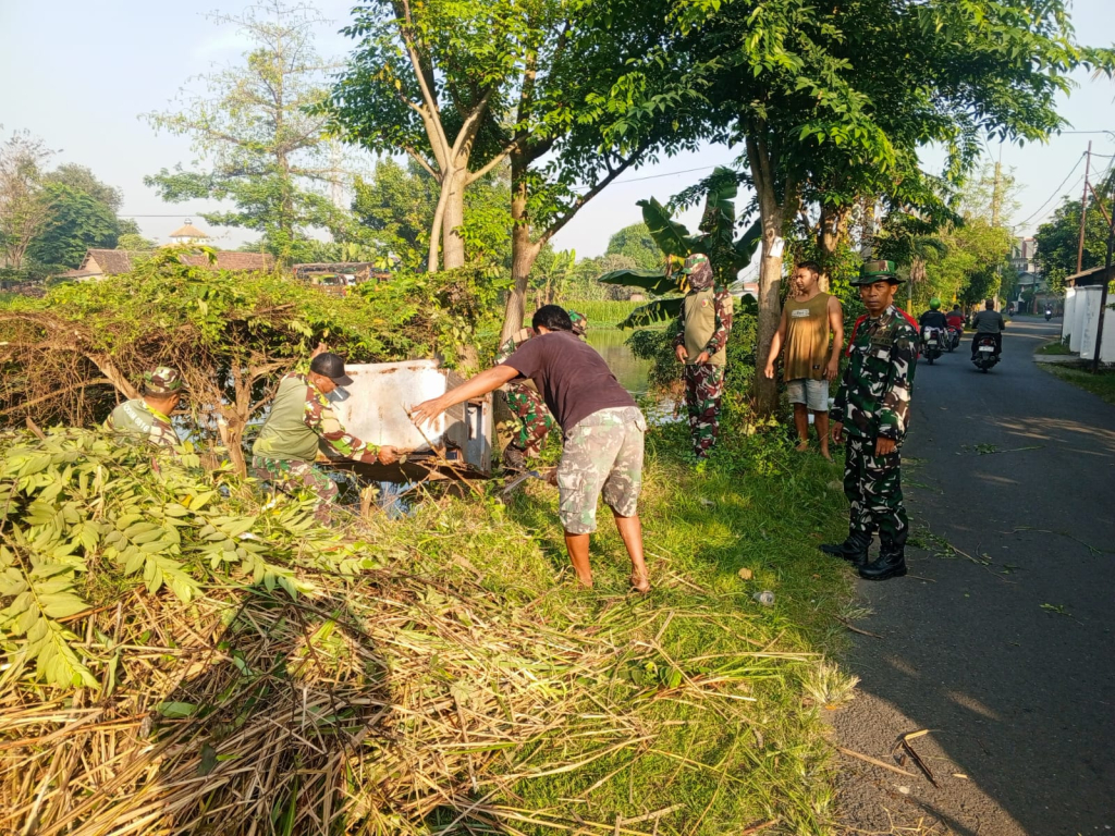 TNI dan Masyarakat Bersatu Bersihkan Lokasi Pembangunan Jembatan Perintis Garuda