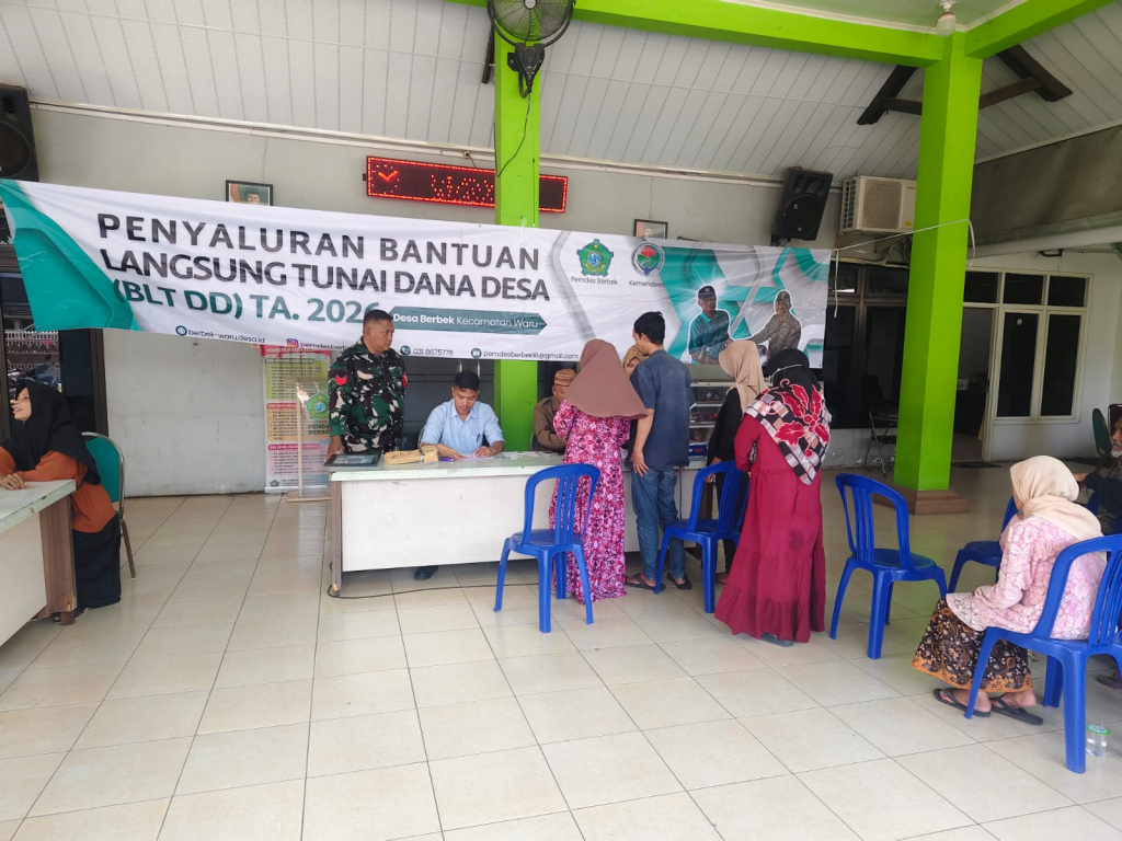 Babinsa Waru Kawal Penyaluran BLT DD di Desa Berbek Tepat Sasaran