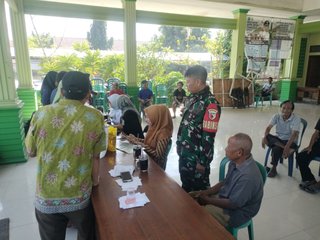Babinsa Tanggul Pastikan 428 Warga Terima Bantuan Pangan dengan Aman