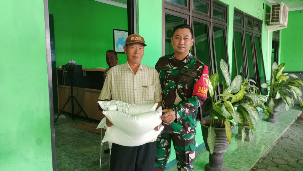 Babinsa Keret Kawal Kelancaran Bantuan Pangan bagi 573 Penerima