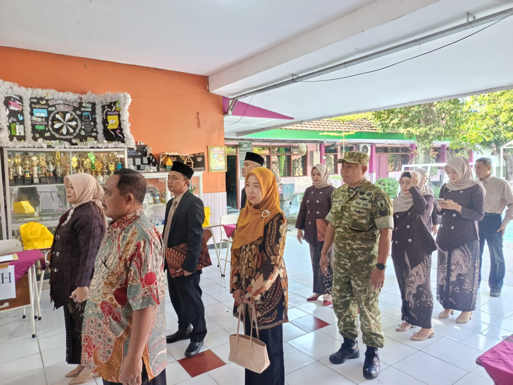 Ukir Senyum Kelulusan, Serka Purnomo Tingkatkan Harapan pada Generasi Muda Wonoayu