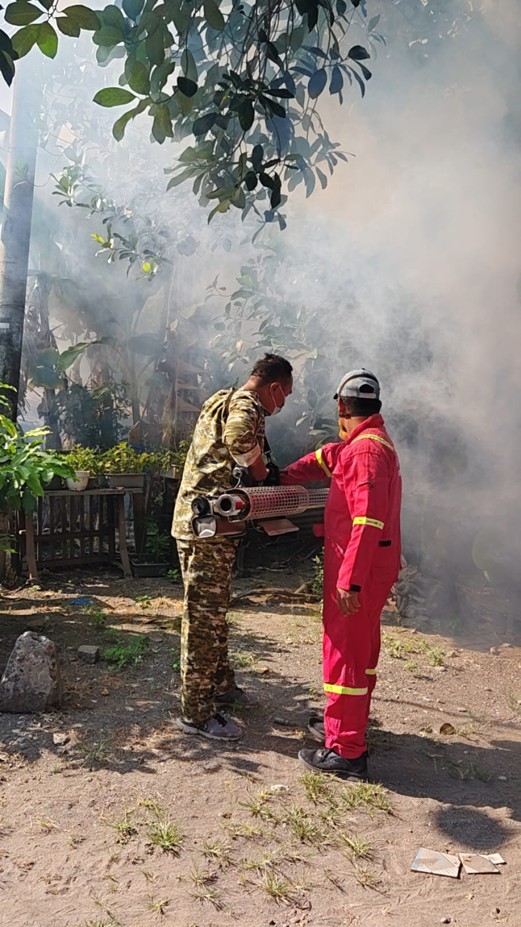 Babinsa Jimbaran Wetan Dampingi Fogging, Wujud Nyata Lindungi Warga dari Ancaman DBD