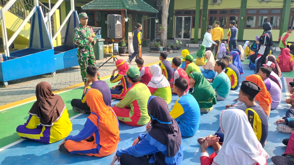 Semangat Baru di Junwangi: Koramil Krian Latih PBB Peserta Didik MTsN 2 Sidoarjo