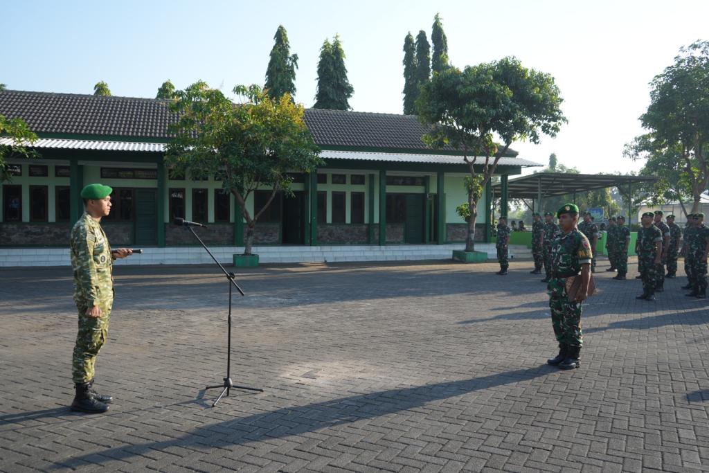 Dandim Sidoarjo Tekankan Disiplin dan Profesionalisme Saat Pimpin Apel Pagi