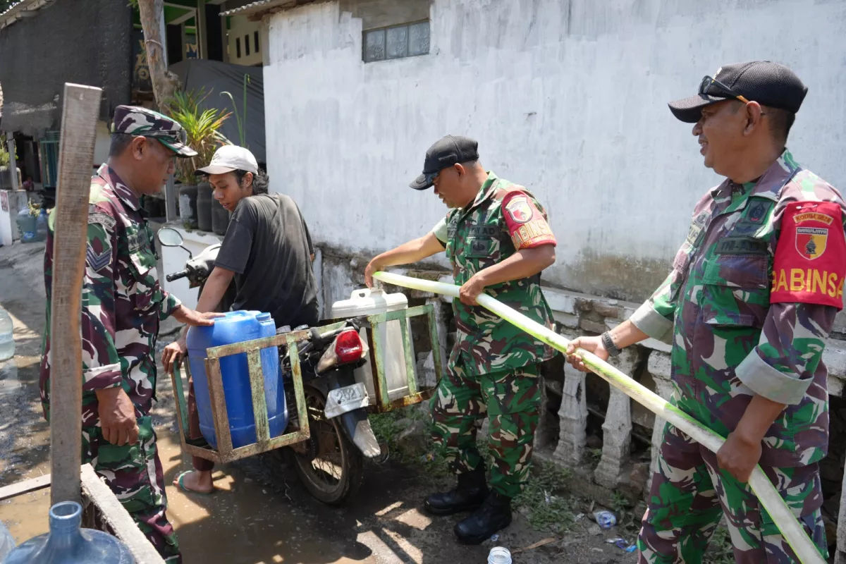 TNI Salurkan 16.000 Liter Air Bersih untuk 220 KK di Dusun Kaliwaru Jabon