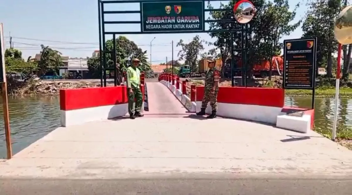 Babinsa dan Linmas Jaga Kelancaran Lalu Lintas di Jembatan Garuda