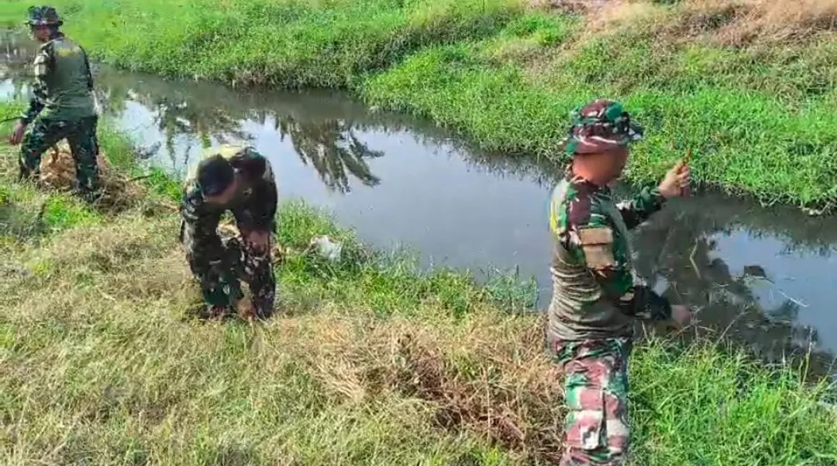 Karya Bakti Koramil Buduran Bersama Warga Bersihkan Saluran Irigasi di Prasung