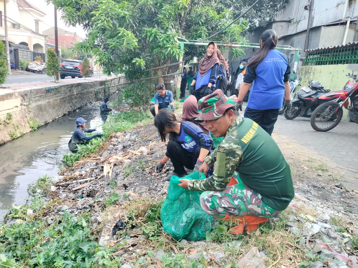 Bersihkan Sungai, Koramil Waru Ajak Pelajar Peduli Lingkungan